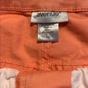 Avenue peach colored pants / capris